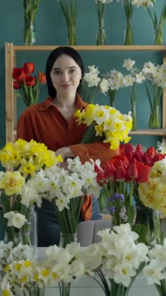 Atrakcyjny Zadowolony Kobieta Kwiaciarnia Kwiatami Stoi Swoim Sklepie Kwiatami Koncepcja Klip Wideo