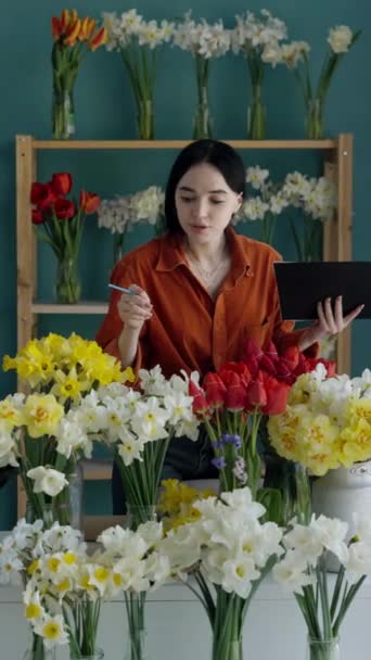 Jong Latijns Meisje Met Lang Haar Werkt Bloemenwinkel Een Jonge — Stockvideo