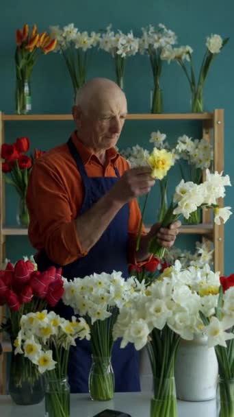 Old Male Florist Creating Beautiful Daffodils Bouquet Flower Shop Copy — Stock Video