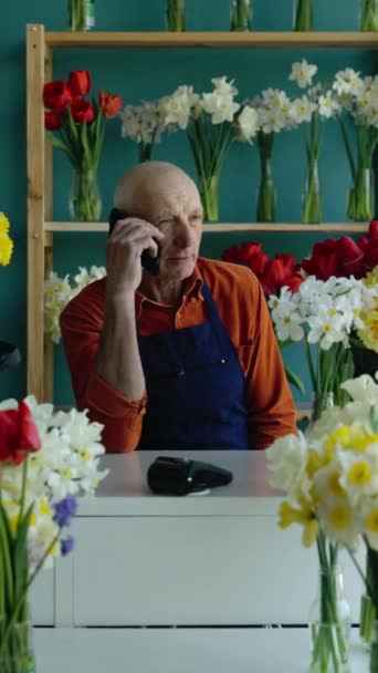 Anciano Influencer Pyme Propietario Floristería Hablando Por Teléfono Móvil Anciano — Vídeos de Stock