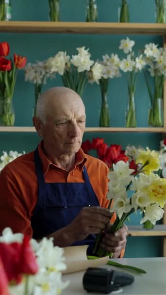 Fleuriste Âgé Ans Organisant Bouquet Belles Fleurs Printanières Intérieur Boutique — Video