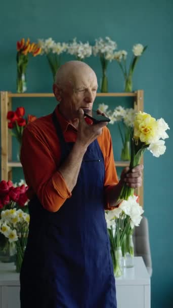 Květinářství Starší Muž Pomocí Hlasové Asistentky Smartphonu Dělat Poznámky Schránky — Stock video