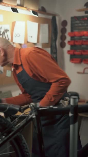 Stary Mechanik Instalujący Siedzenie Rowerze Remoncie Warsztaty Garażowe Lub Rowerowe — Wideo stockowe
