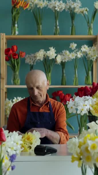 Shopping Sale Floristry Concept Happy Old Male Florist Making Bouquet — Stock Video