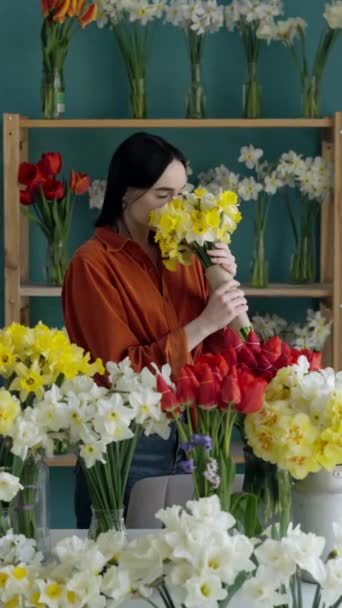 Nemocná Nezdravá Alergická Žena Alergii Spouští Příznaky Sennou Rýmu Květin — Stock video
