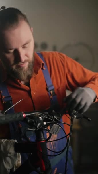 Mechanik Rowerowy Wykonujący Swoją Pracę Zawodową Warsztacie Lub Autentycznym Garażu — Wideo stockowe