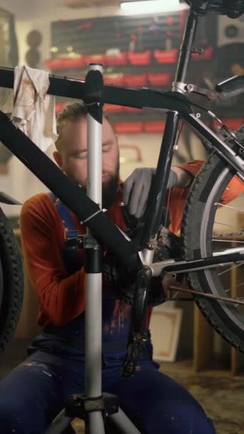 Hipster Άνθρωπος Που Εργάζονται Ένα Εργαστήριο Επισκευή Ενός Ποδηλάτου Λίπανση — Αρχείο Βίντεο