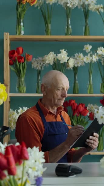 Gamle Hanflorist Inventerar Sin Blomsteraffär Småföretag Och Blomsterhandel Koncept Vertikal Royaltyfri Stockvideo