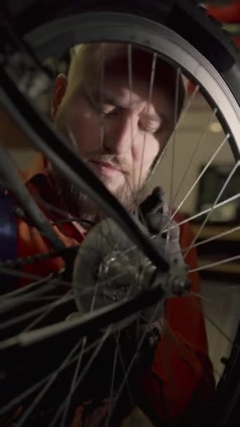 Primo Piano Meccanico Biciclette Che Lubrifica Una Catena Una Ruota Video Stock