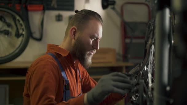 Mekaniker Reparerar Cykel Verkstad Eller Garage Smörj Med Olja Bike Stockfilm