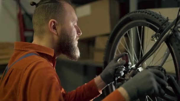 Bisiklet Tamircisi Atölyedeki Raydan Çıkarıcıyı Yağlamayı Bisikleti Onarmayı Ayarlıyor Bisiklet — Stok video