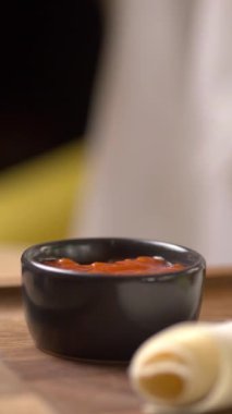 Ketçap ve domates soslu ızgara et yemek, yakın plan. Dikey video