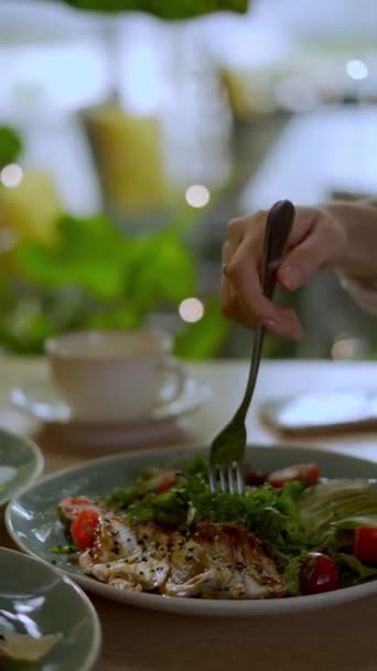 Großaufnahme Einer Frau Isst Salat Mit Aal Mit Unagi Sauce — Stockvideo
