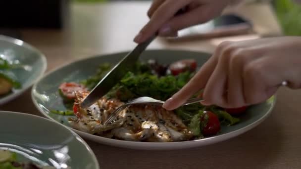 Eine Frau Isst Einen Salat Mit Aal Chuka Und Avocado — Stockvideo