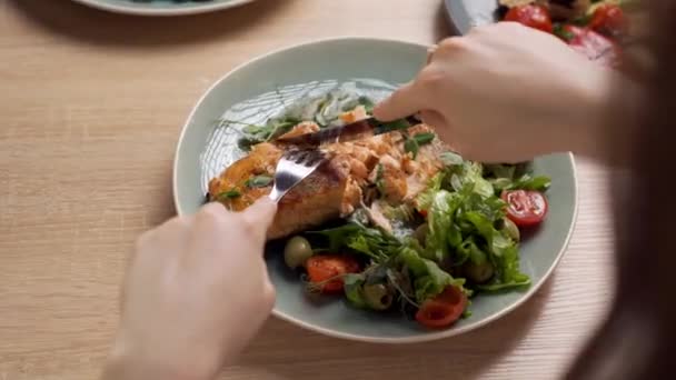 Gros Plan Une Femme Mangeant Filet Saumon Avec Des Légumes — Video