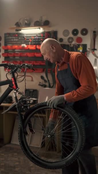 Vieil Homme Tablier Travaillant Dans Atelier Atmosphérique Garage Réparation Homme — Video