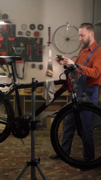 Владелец Мастерской Ремонту Велосипедов Фотографирует Покупателей Сломанного Велосипеда Концепция Ремонта Лицензионные Стоковые Видеоролики