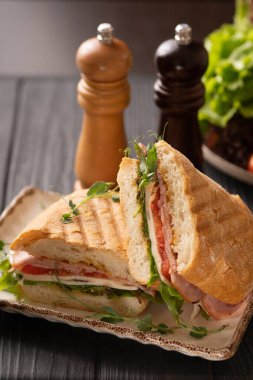 Masadaki bir restoranda beyaz bir tabakta lezzetli sıcak sandviçler servis edilir. Geleneksel Amerikan kahvaltısı. Boşluğu kopyala