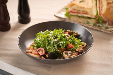 Tahta masada karides, domates ve roka ile taze salata tabağı. Sağlıklı yiyecekler. Boşluğu kopyala