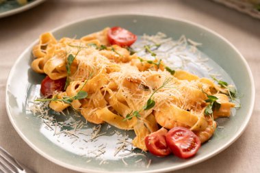 Fetuçin makarna, karides, domates ve otlar tabakta servis ediliyor, üst manzara. İtalyan yemeği konsepti. Boşluğu kopyala