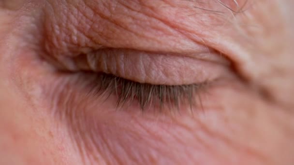 Zbliżenie Oczu Seniora Pomarszczona Twarz Dziadek Europy Niebieskimi Oczami Zmarszczona — Wideo stockowe