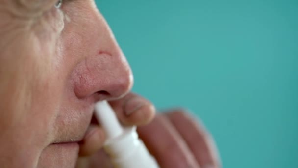 Close Dari Orang Tua Menggunakan Semprotan Hidung Untuk Mengobati Alergi — Stok Video