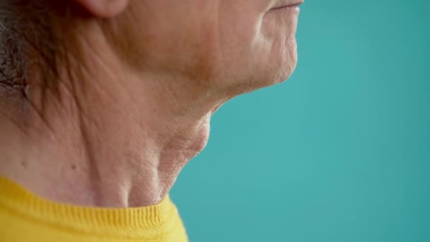 Vue Latérale Vieil Homme Avalant Nourriture Gorge Larynx Près Fond — Video