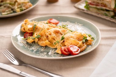 Fetuçin makarna, karides, domates ve otlar tabakta servis ediliyor, üst manzara. İtalyan yemeği konsepti. Boşluğu kopyala