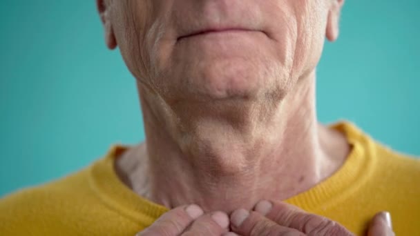 Anciano Que Sufre Dolor Garganta Respiración Difícil Frotar Cuello Para — Vídeo de stock