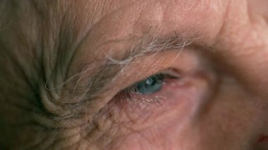 Kırışıklıkları olan ve yakından yanıp sönen son sınıf öğrencisi. Reçeteli lensler için optometriste yaşlı bir erkek. Vizyon, göz ve emeklilik kavramı