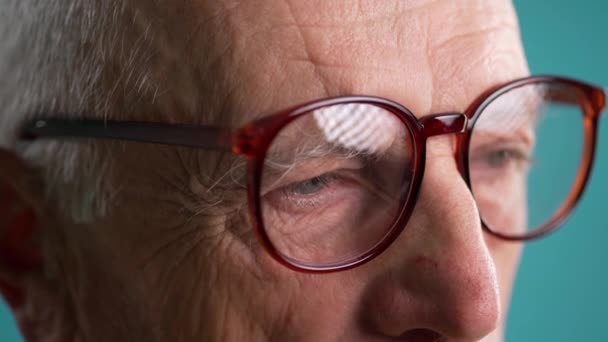 Портрет Старика Очках Пожилой Мужчина Смотрит Камеру Снимает Очки Крупным Стоковое Видео