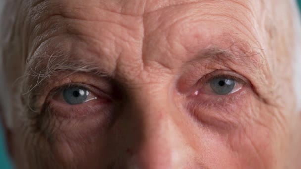 Detailní Záběr Překvapeného Nebo Šokovaného Starce Modrýma Očima Starší Dospělý — Stock video