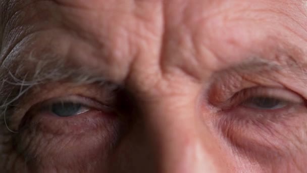 Крупный План Грустный Пожилой Человек Страдающий Проблем Зрением Операции Лазерной Стоковый Видеоролик