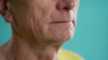 Sağlıklı yaşlı adam taze şeffaf maden suyu içiyor susayan yaşlı adam beslenme düzenini koruyor. Sağlık ve denge konsepti, kapatın.