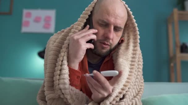 온도계를 독감으로 고통받는 불행한 남자와 의사에게 전화를하는 전화를 — 비디오