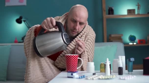 Homme Barbu Malheureux Souffre Fièvre Grippe Sur Canapé Dans Chambre — Video