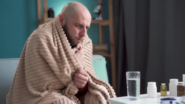 Aspirin Vitamini Atan Hasta Bir Adam Soğuk Algınlığı Gripten Acı — Stok video
