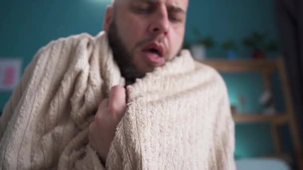 Chorym Niedojrzałym Mężczyzną Domu Siedzącym Kanapie Kaszlejącym Salonie Cierpiącym Astmę — Wideo stockowe
