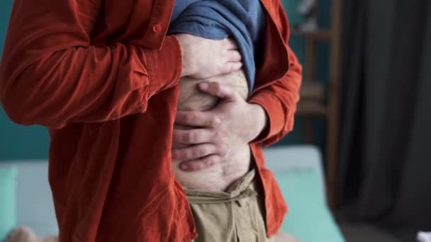 有肚子痛的人在家里按摩肚子痛 男人抱着肚子 忍受肚子痛和不适 复制空间 — 图库视频影像