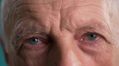 Olgun bir adamın yüzü ve gözleri. Erkek yüzünde kırışıklıkların yakın çekimi. Yüzünde şok ifadesi olan yaşlı bir adamın portresi..