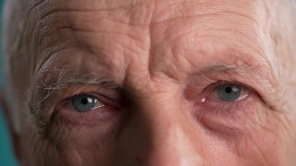 Tvář Oči Dospělého Muže Detailní Záběr Vrásek Mužské Tváři Portrét — Stock video