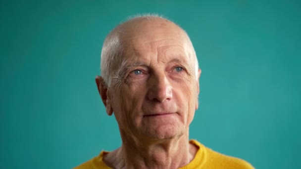 毛損失の問題を抱える高齢の慎重な男性は 彼の脱毛頭に触れる ボールドネス 高齢者のアロペシア ブルーの背景 コピースペース — ストック動画