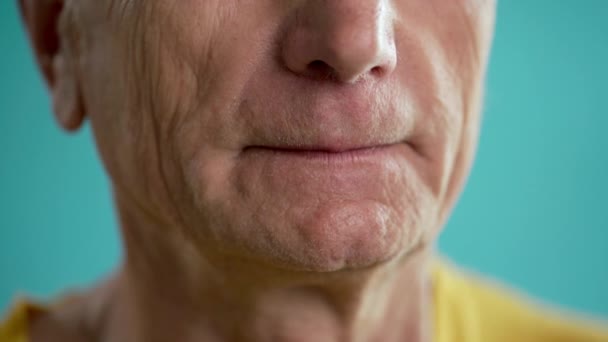 Atemprobleme Kranker Älterer Mann Mit Brust Und Atemproblemen Nahaufnahme — Stockvideo