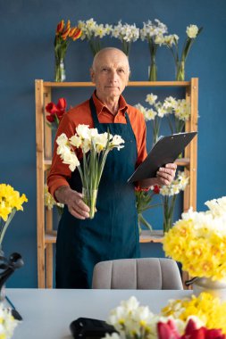 Çiçekçide dosyası olan küçük bir işletme sahibi. Çiçek teslimatı