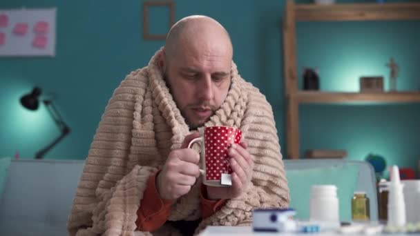 Chorym Bólem Głowy Sezonowymi Infekcjami Grypą Siedzącą Kanapie Pijącym Herbatę — Wideo stockowe