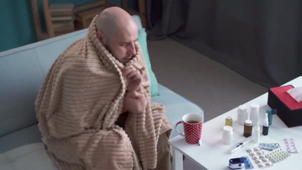 ソファーの毛布で覆われた熱に苦しむひげ付き病気の男 インフルエンザコンセプト — ストック動画