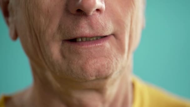 不安攻撃に苦しむ老人のクローズアップ 激しい呼吸 ブルーバック — ストック動画