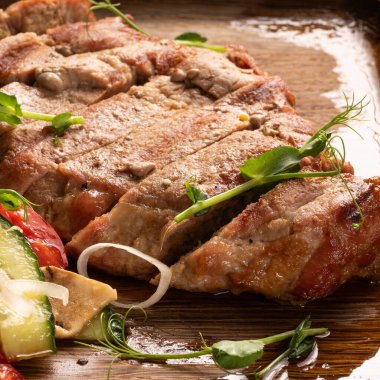 Tahtada ızgara sığır eti bifteği. Yakın plan. Üst Manzara. Boşluğu kopyala