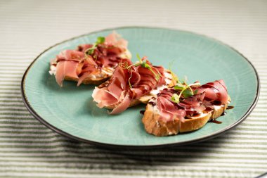 Jamon Iberico mavi tabakta beyaz ekmek, kopyala boşluk