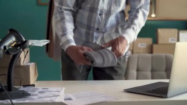 Girişimciler Küçük işletme KOBİ 'si. Yaşlı adamlar merkez büroda çalışıyor. Dizüstü bilgisayarlar, online pazarlama, kıyafet paketleme. Boşluğu kopyala
